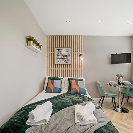 Cosy Heathrow Studios - Parking - Garden London Kültér fotó