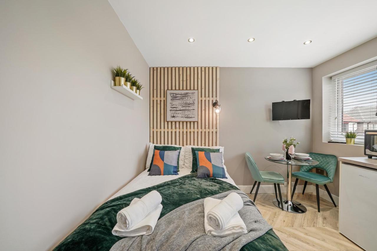 Cosy Heathrow Studios - Parking - Garden London Kültér fotó