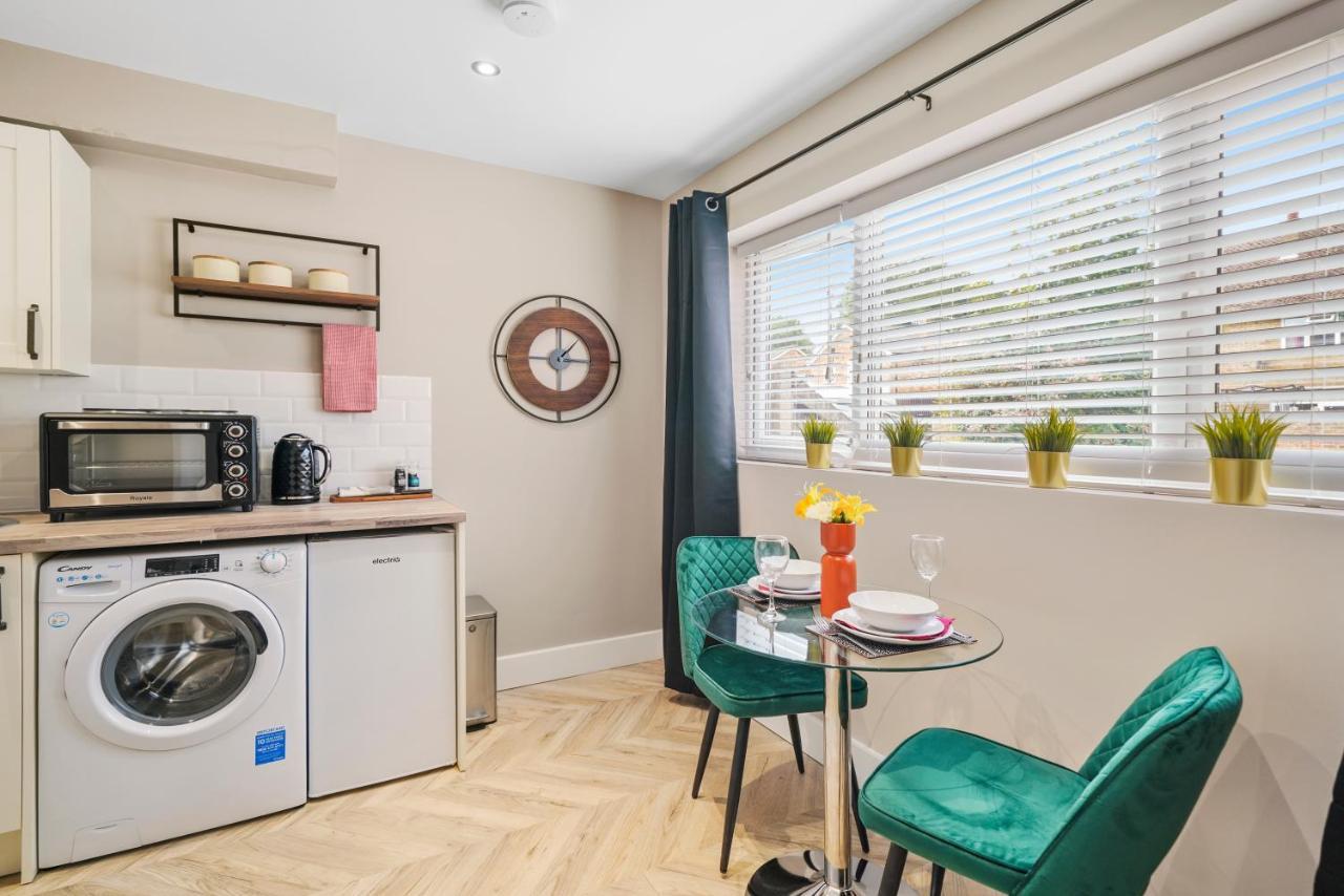 Cosy Heathrow Studios - Parking - Garden London Kültér fotó
