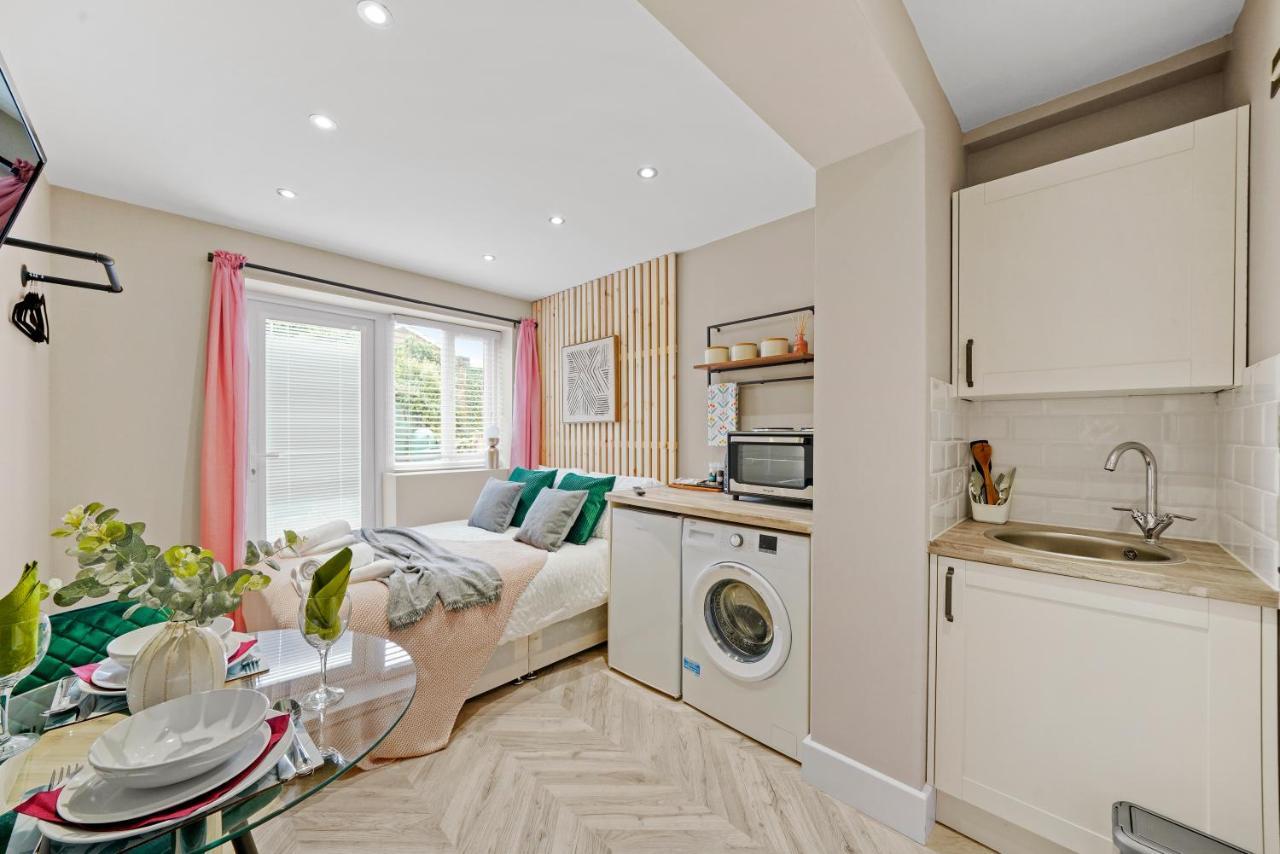 Cosy Heathrow Studios - Parking - Garden London Kültér fotó