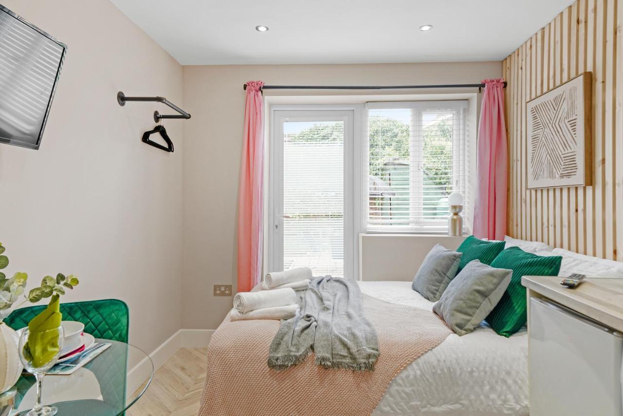 Cosy Heathrow Studios - Parking - Garden London Kültér fotó