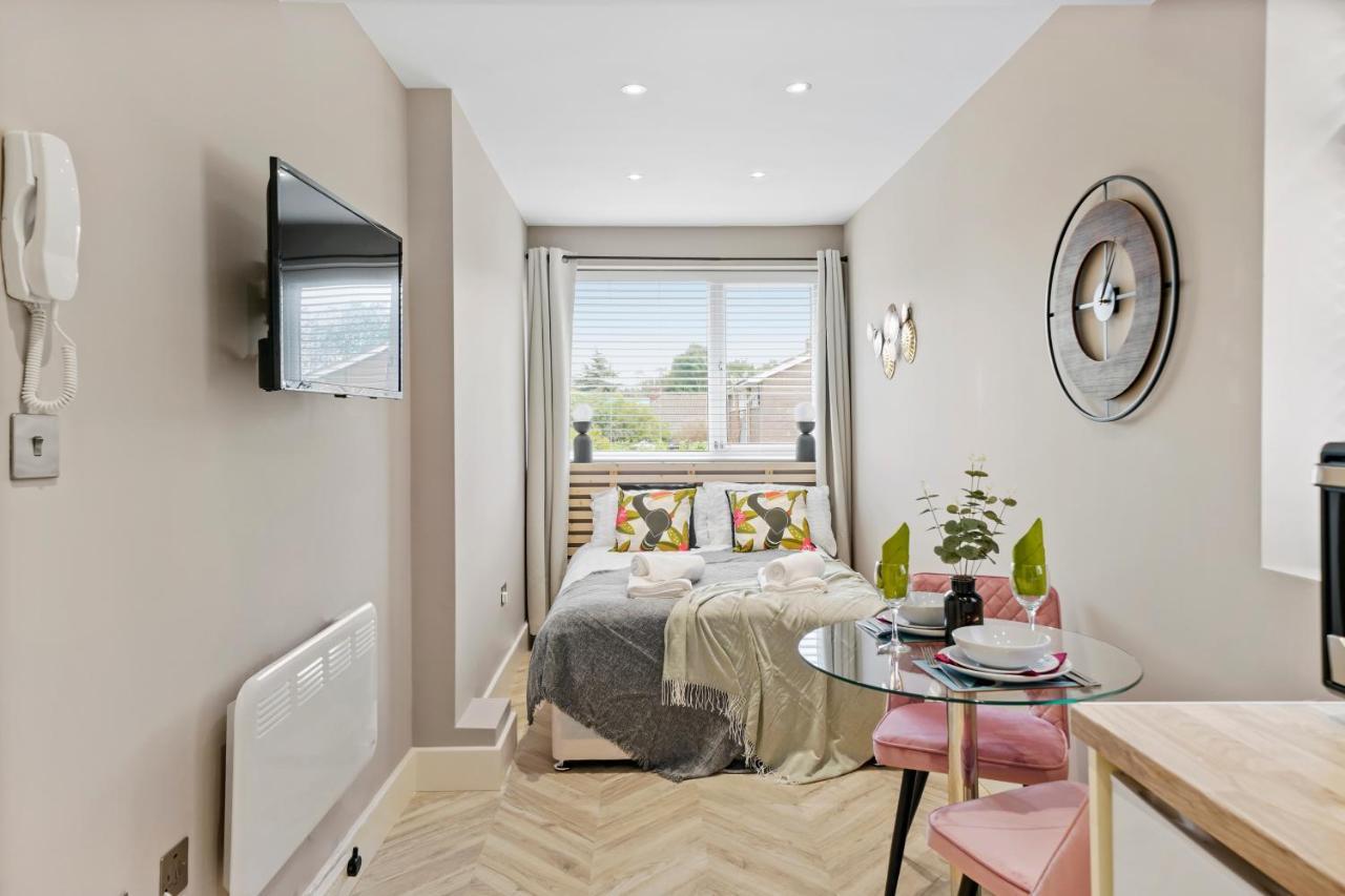 Cosy Heathrow Studios - Parking - Garden London Kültér fotó
