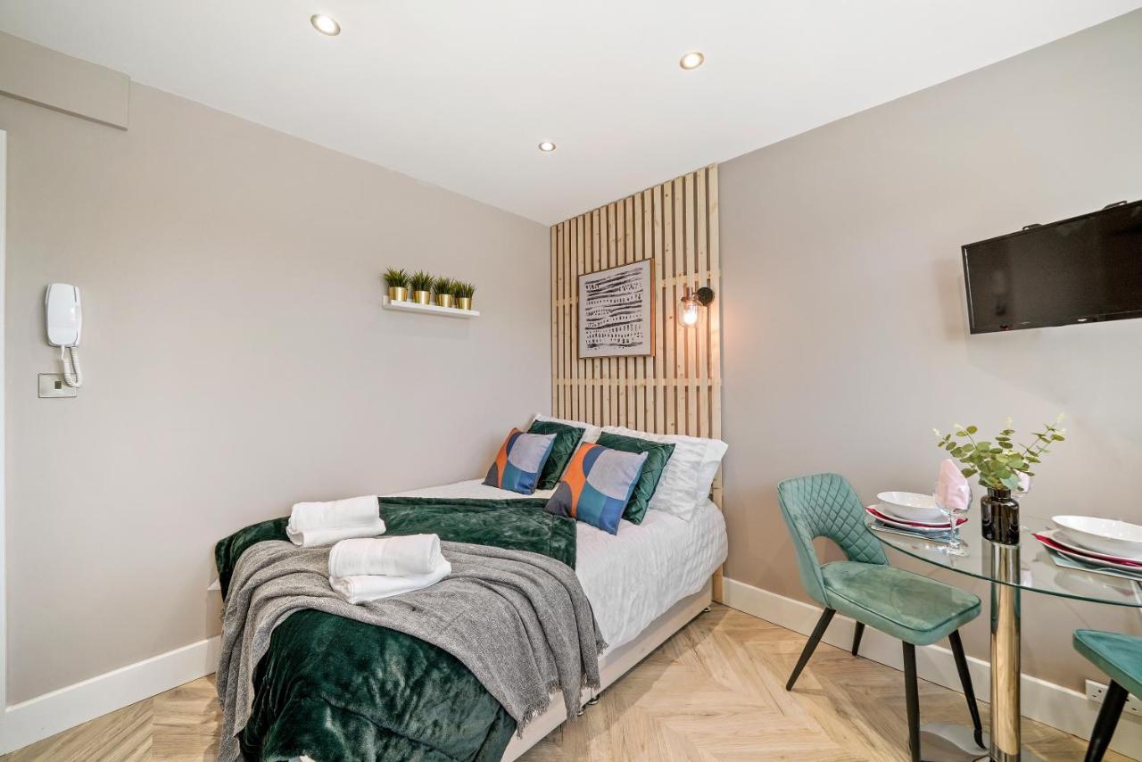 Cosy Heathrow Studios - Parking - Garden London Kültér fotó