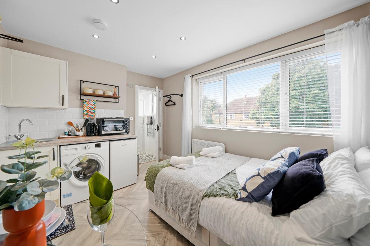 Cosy Heathrow Studios - Parking - Garden London Kültér fotó