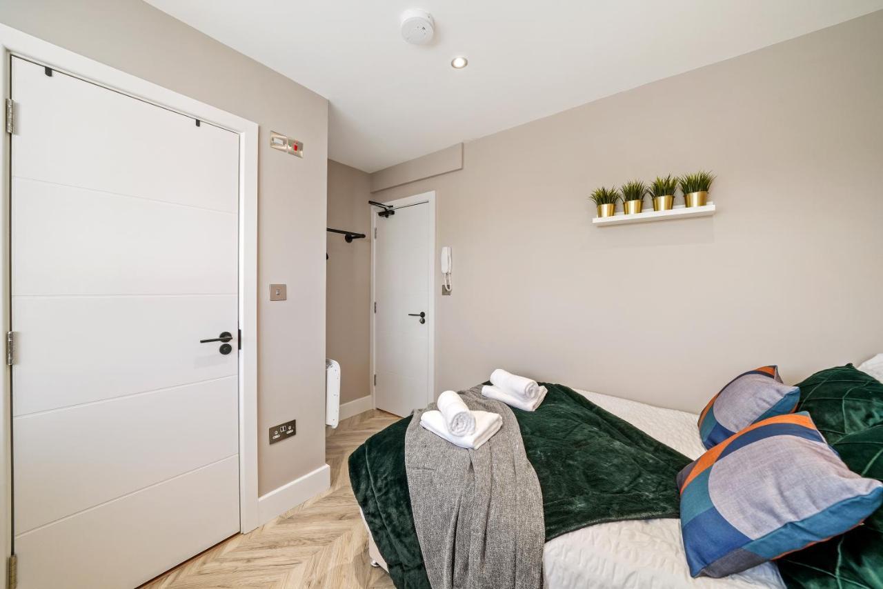 Cosy Heathrow Studios - Parking - Garden London Kültér fotó